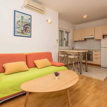 Lovely Apartment In Makarska With Kitchen Kültér fotó