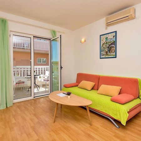 Lovely Apartment In Makarska With Kitchen Kültér fotó