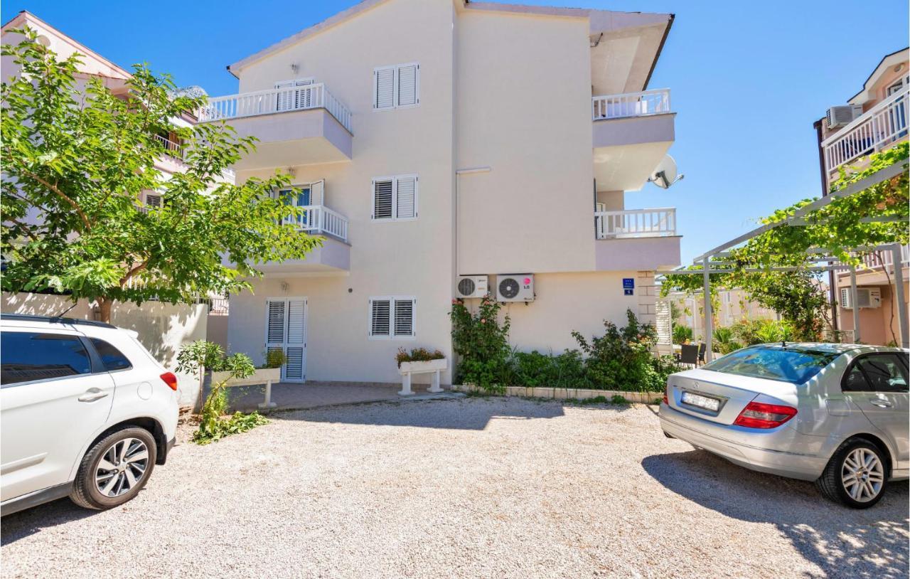 Lovely Apartment In Makarska With Kitchen Kültér fotó