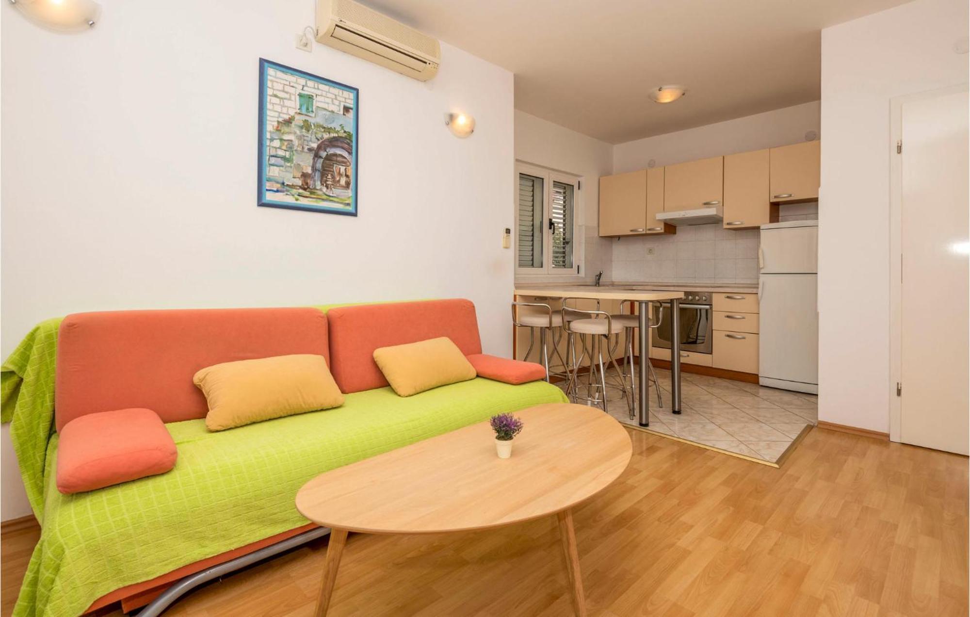 Lovely Apartment In Makarska With Kitchen Kültér fotó