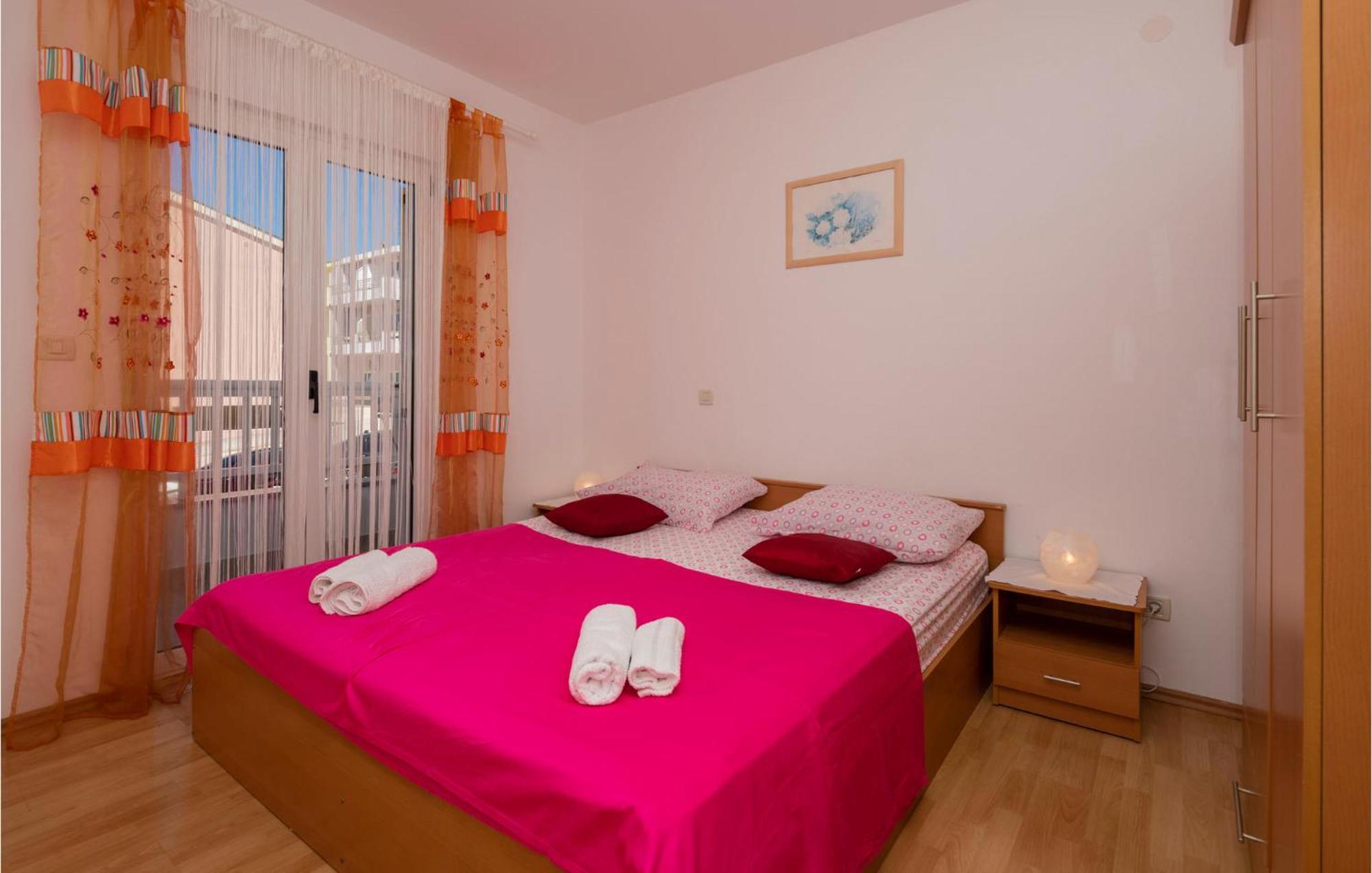 Lovely Apartment In Makarska With Kitchen Kültér fotó