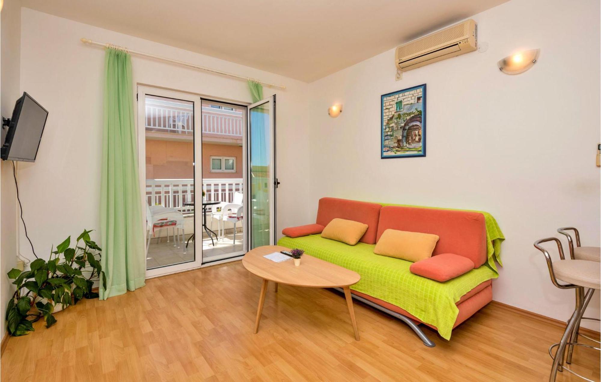 Lovely Apartment In Makarska With Kitchen Kültér fotó