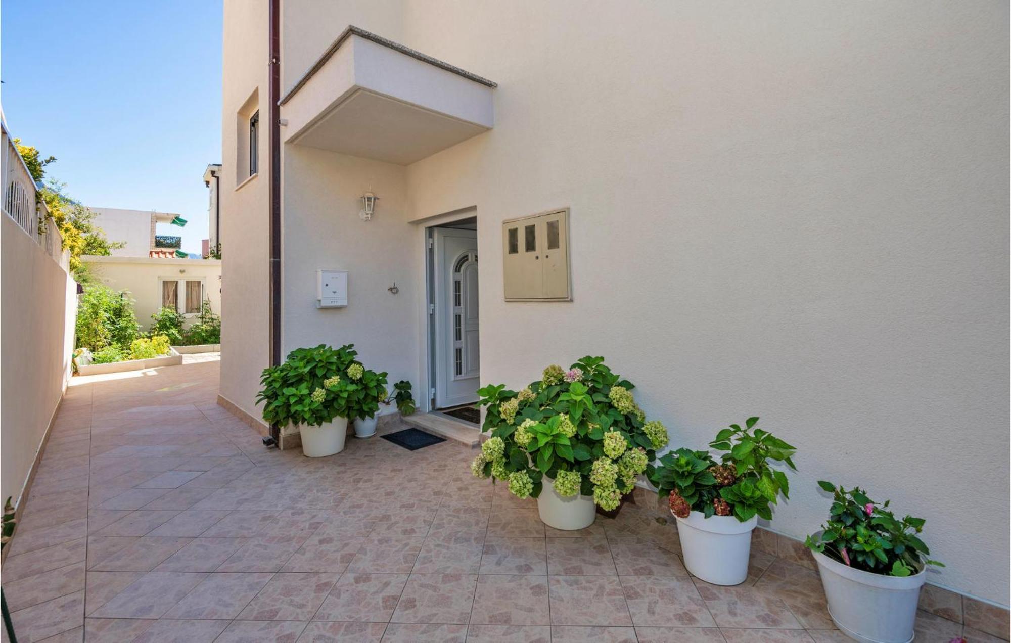 Lovely Apartment In Makarska With Kitchen Kültér fotó