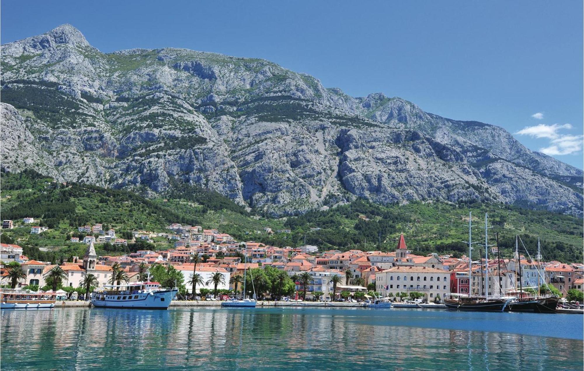 Lovely Apartment In Makarska With Kitchen Kültér fotó