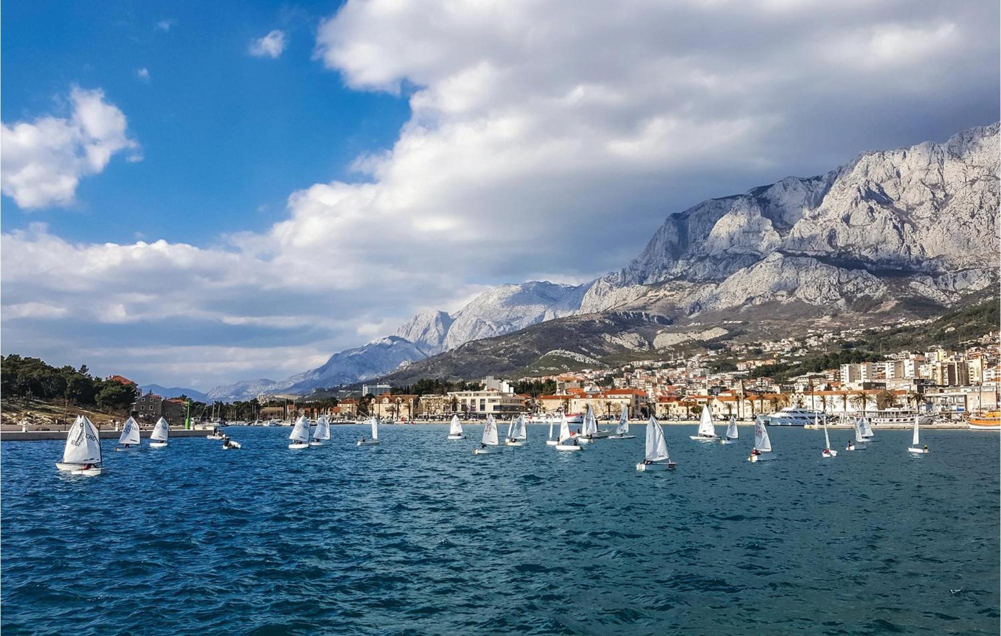 Lovely Apartment In Makarska With Kitchen Kültér fotó